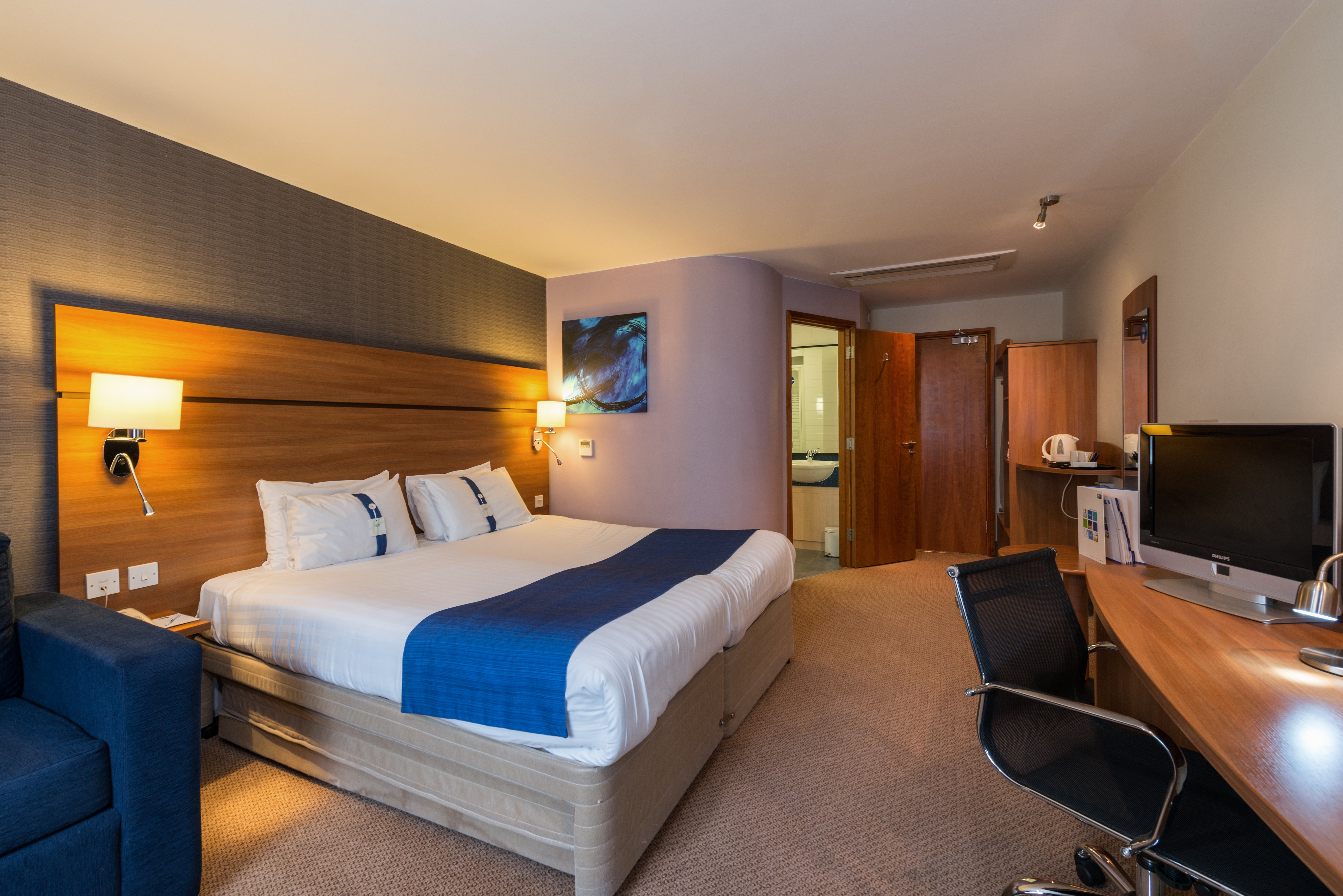 HOLIDAY INN EXPRESS SHREWSBURY 7/40