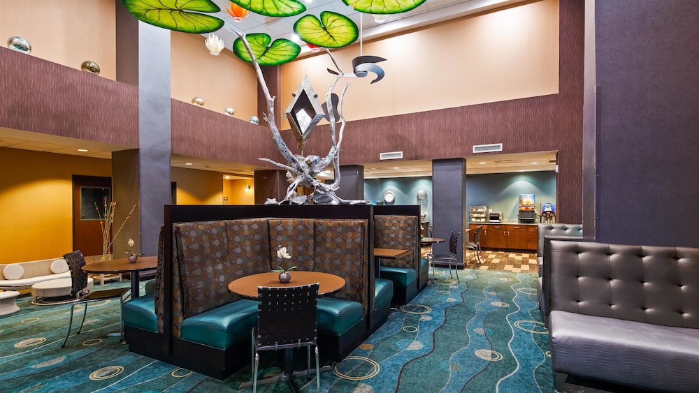 Best Western Plus Chain of Lakes Inn & Suites 28/32