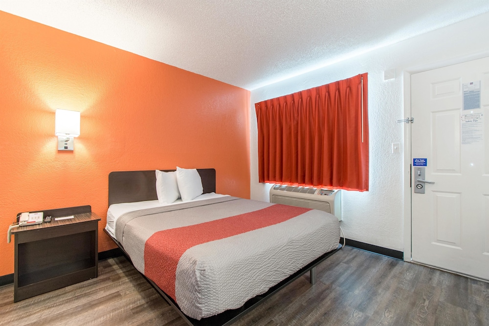 Motel6 Norcross, GA - Atlanta Northeast 24/38