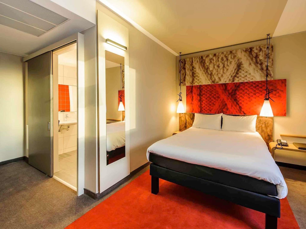 ROOM, DOUBLE BED