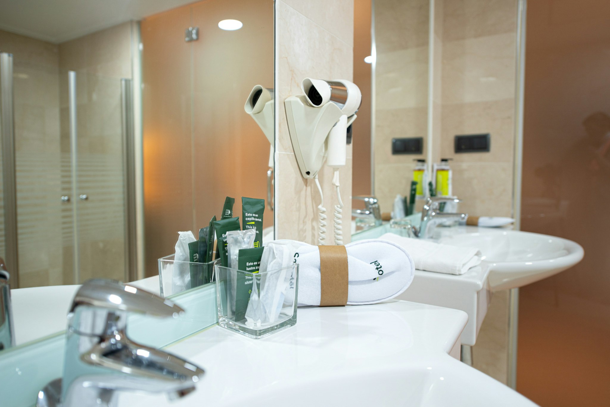 جناح جونيور، Hotel Riscal 3/3