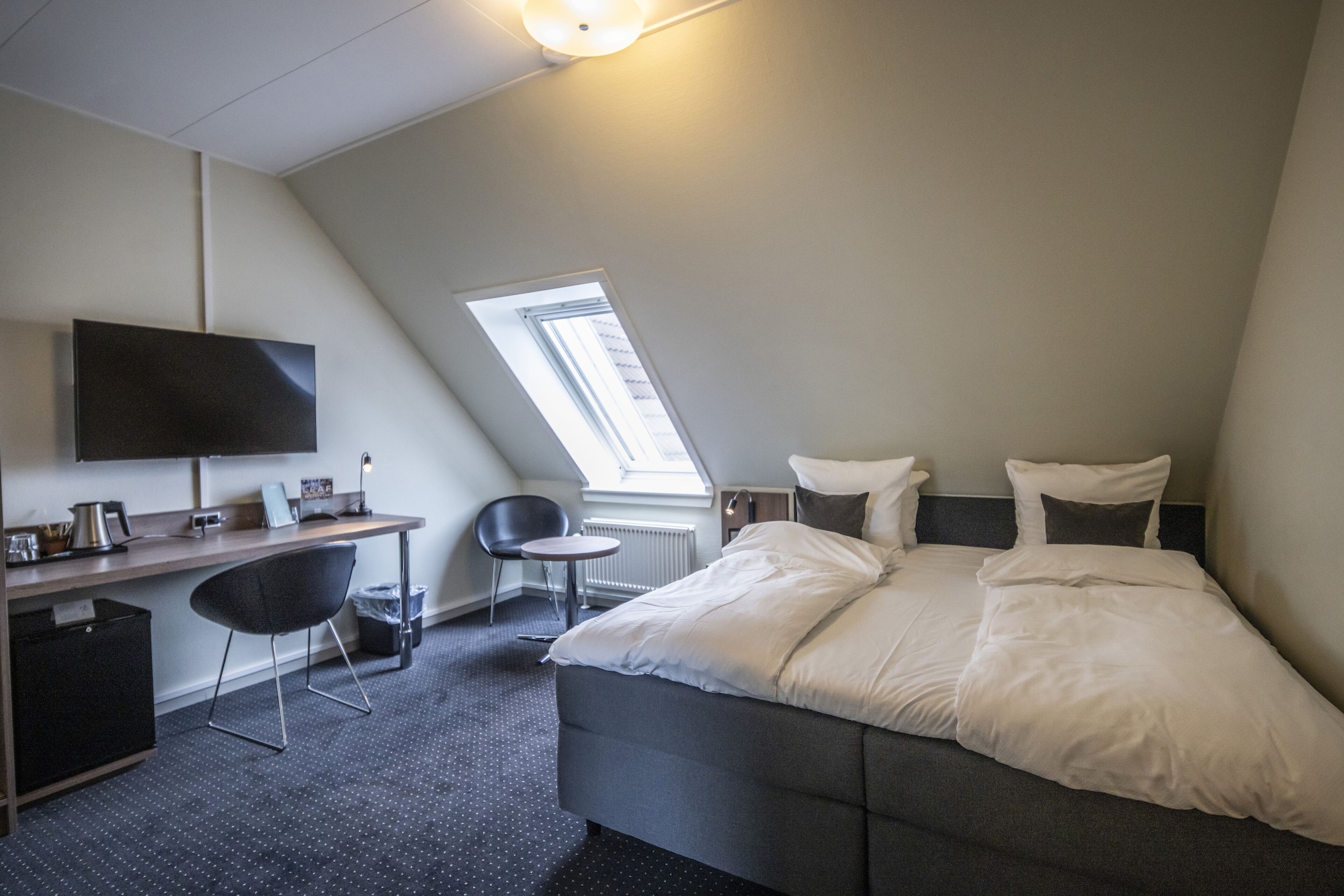 Avenue, Queen Bed, Small, Top Floor