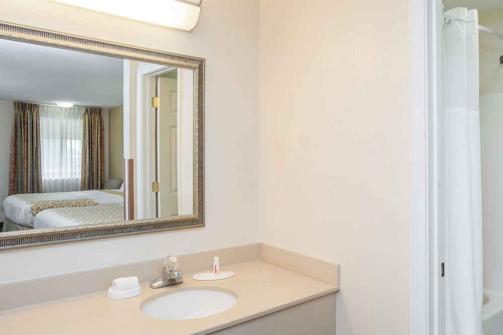 Days Inn by Wyndham Fort Wayne 11/21