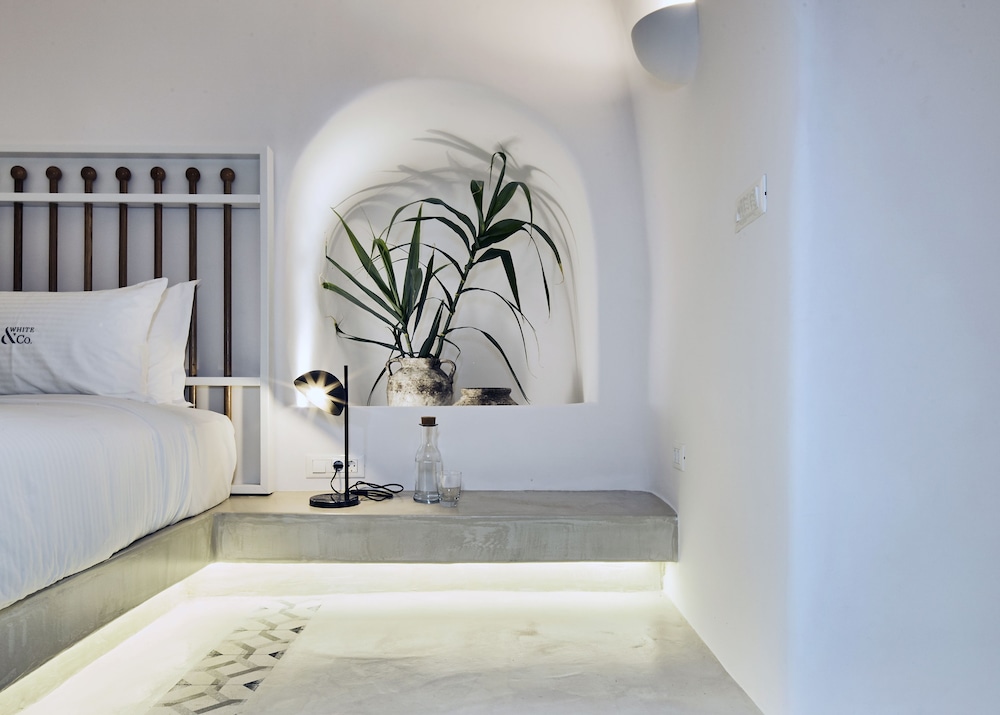 White And Co. La Torre Suites 14/50