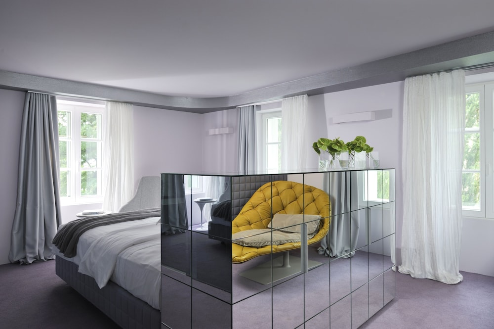 ROOM, RIVER FRONT