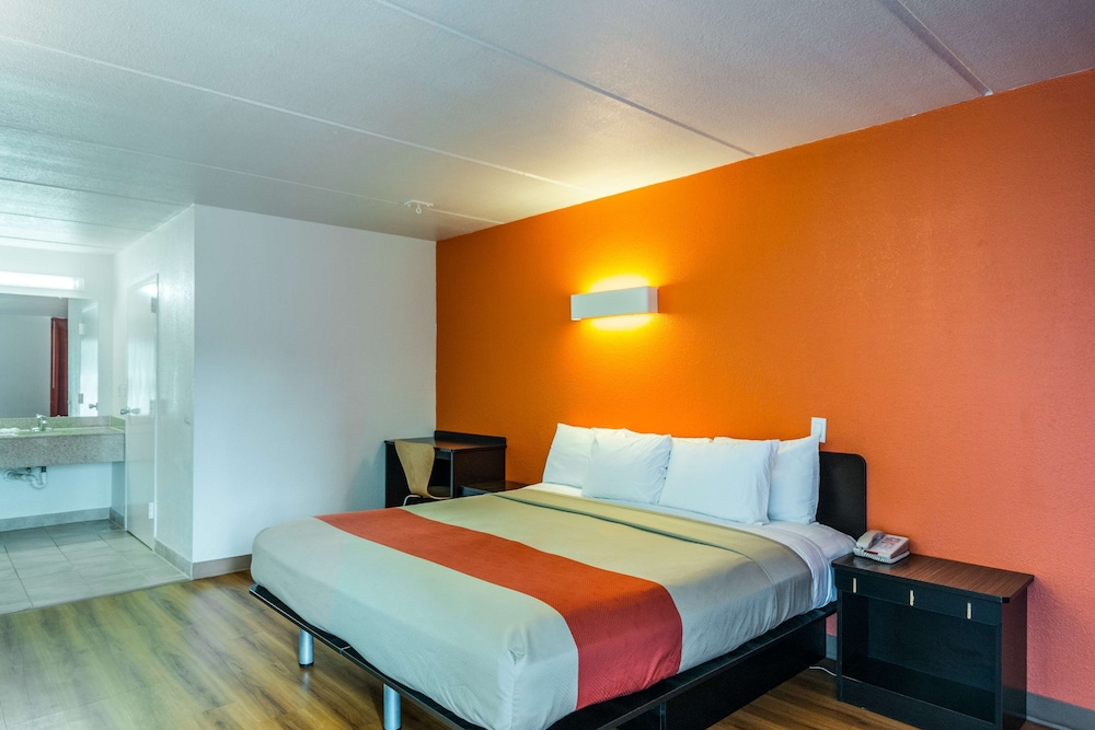 Motel6 Cleveland, TX 24/44