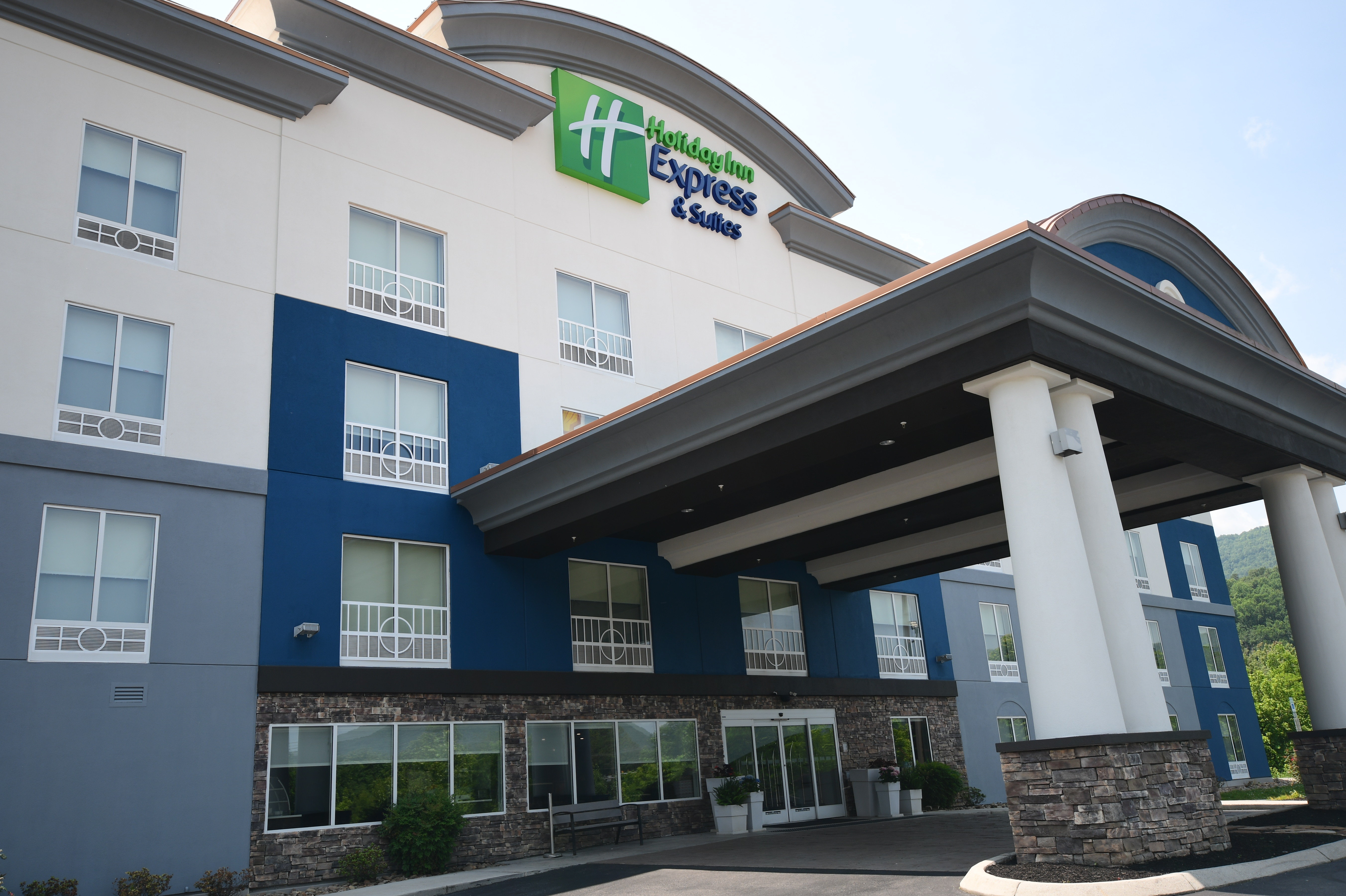 HOLIDAY INN EXPRESS SUITES CARYVILLE — 8