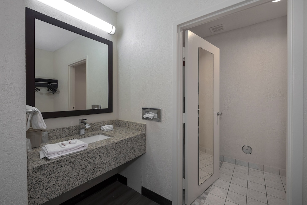 Red Roof Inn Warrenton 16/37