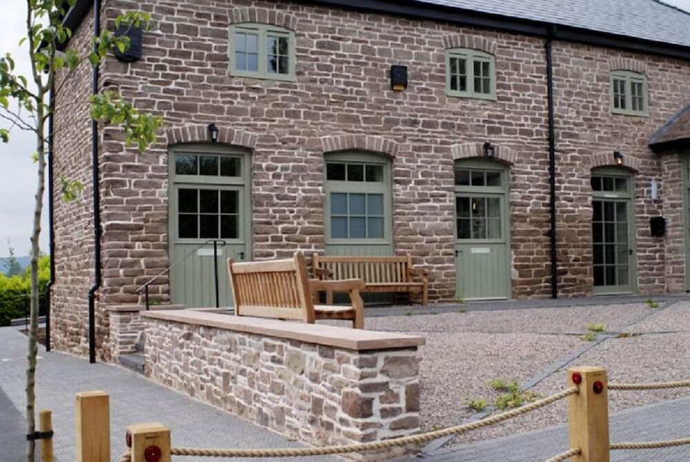 England's Gate And Coachhouse 2/34