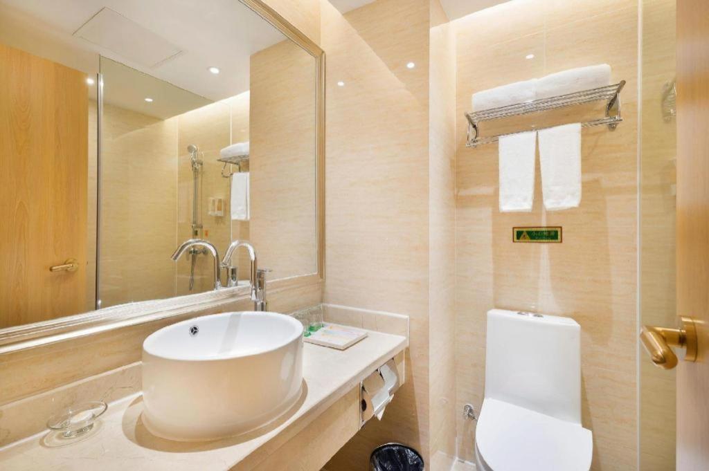 Vienna Hotel (Xiamen Airport, Jiangtou Metro Station) 46/51