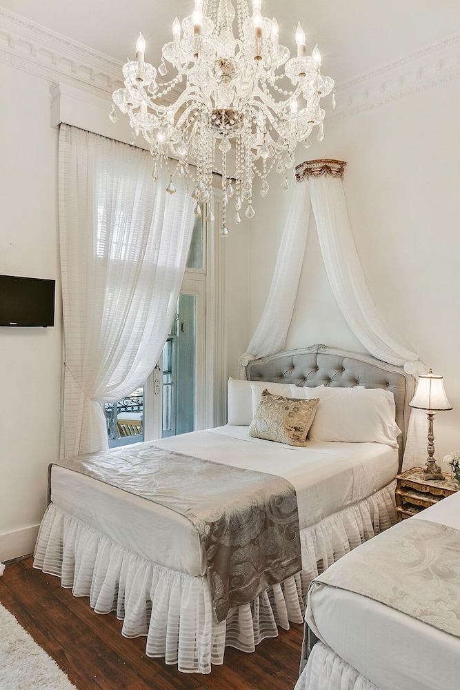 ROYAL, SUITE