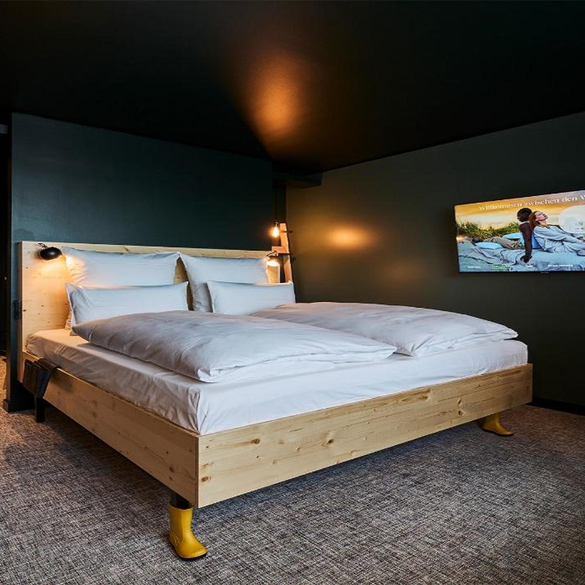 Double Bed, Resident View