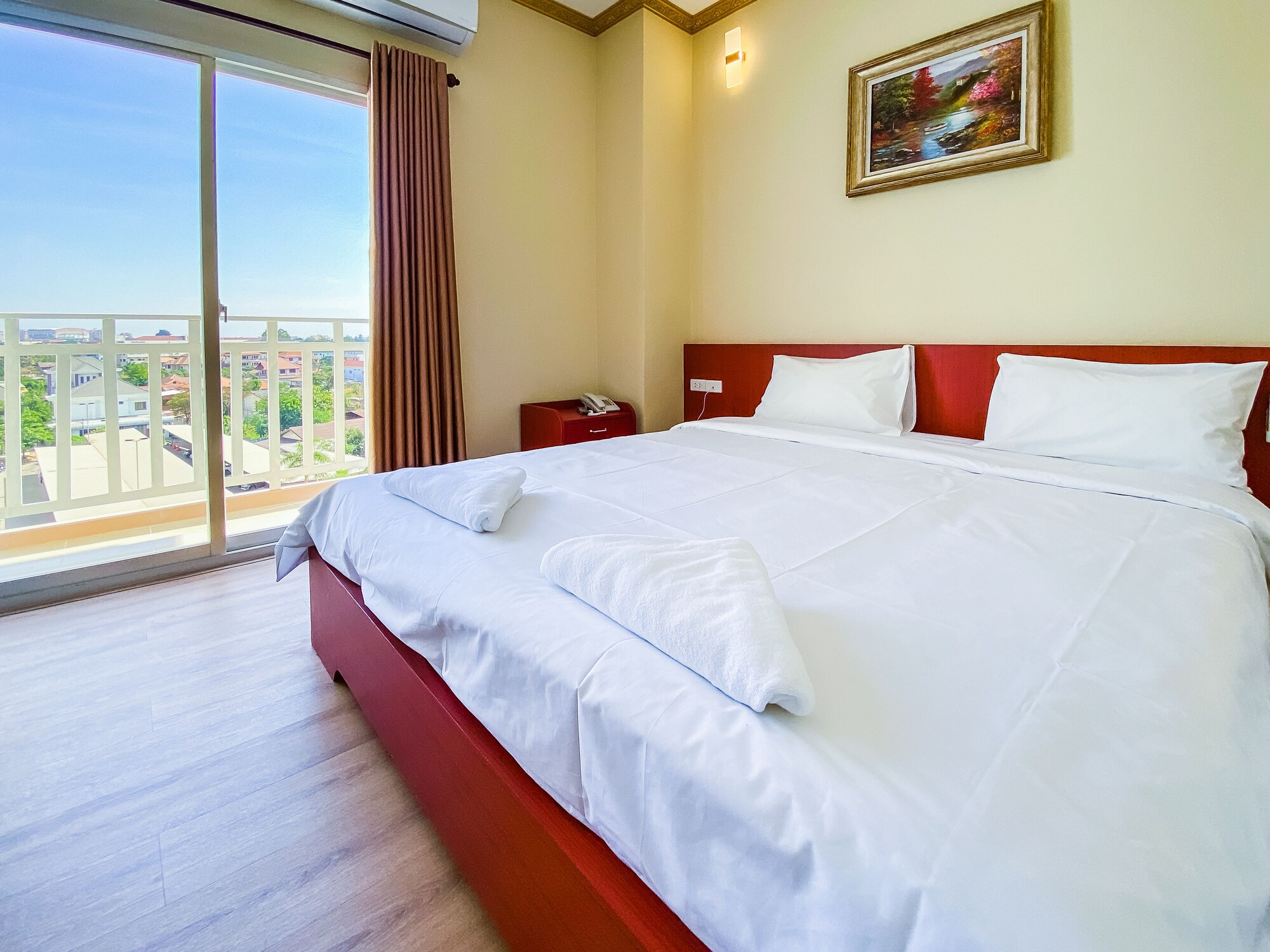 ROOM, KING BED, BALCONY