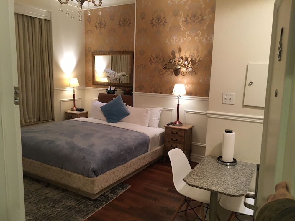 SUITE, QUEEN BED, SOFA