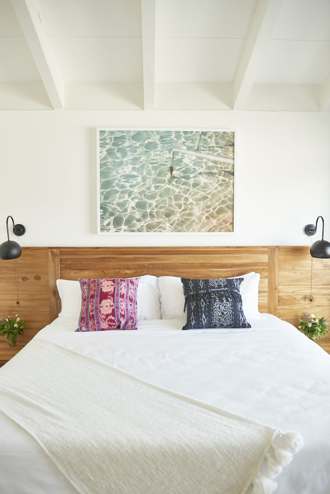 DELUXE, KING BED