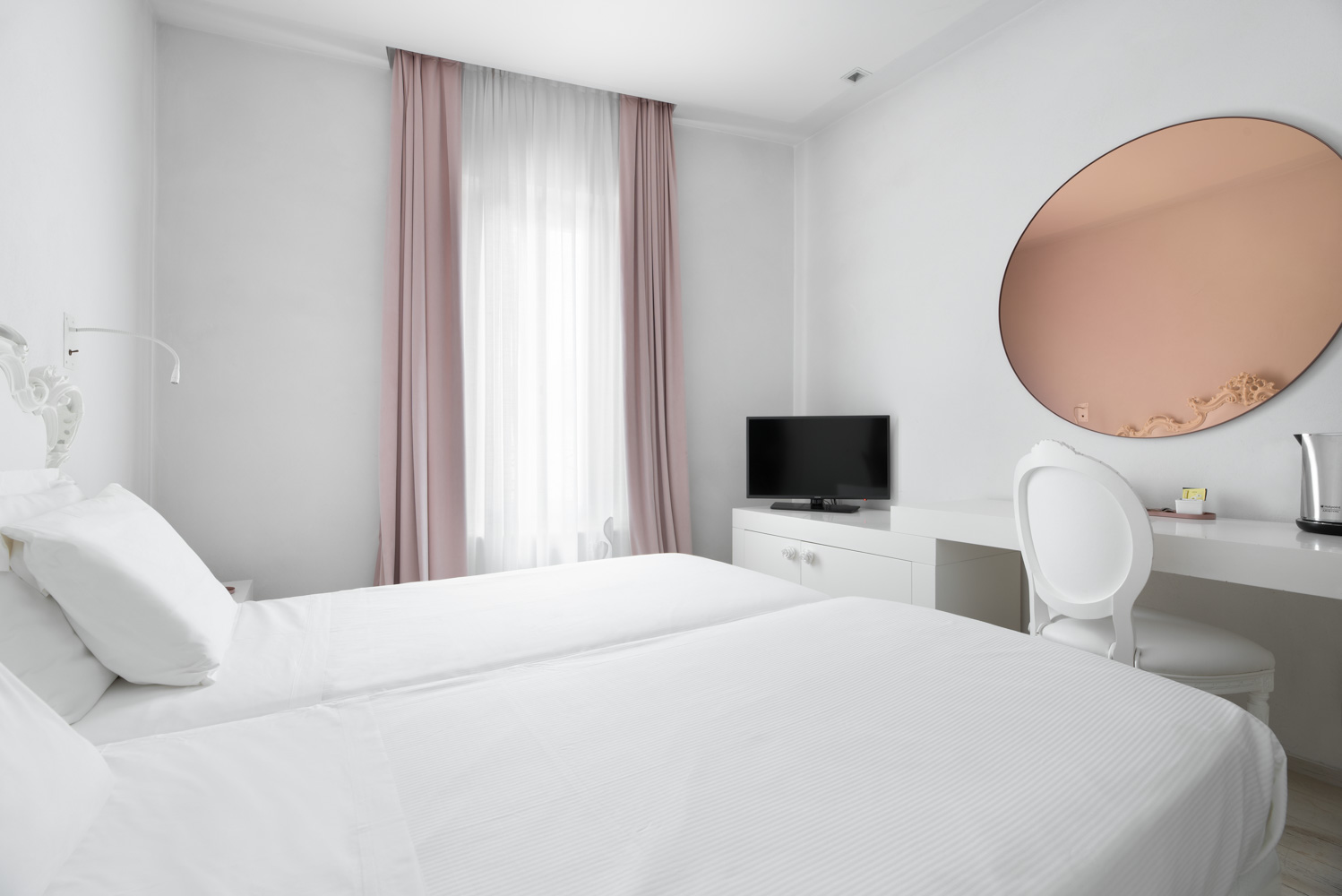 غرفة بسرير مزدوج أو سريرين منفصلين