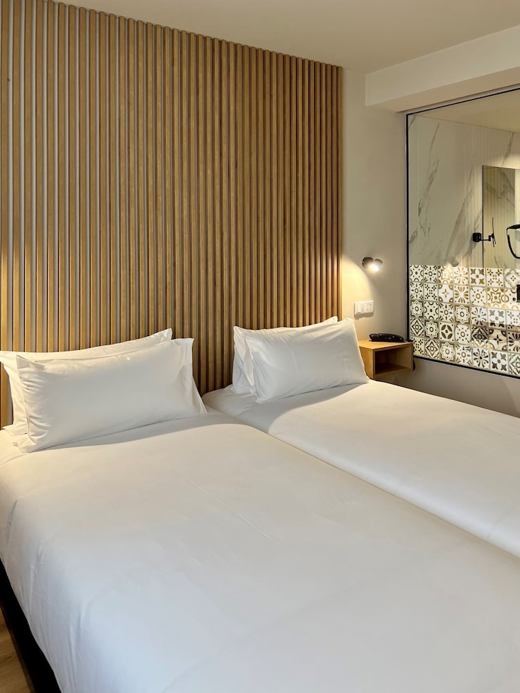 Room Select Porto 3/35