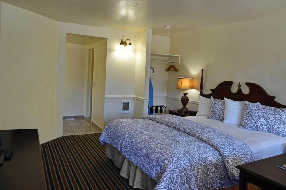 Monterey Pines Inn 19/42