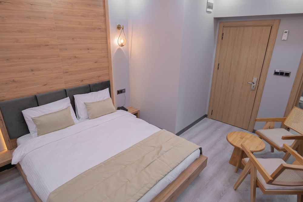STANDARD, QUEEN BED