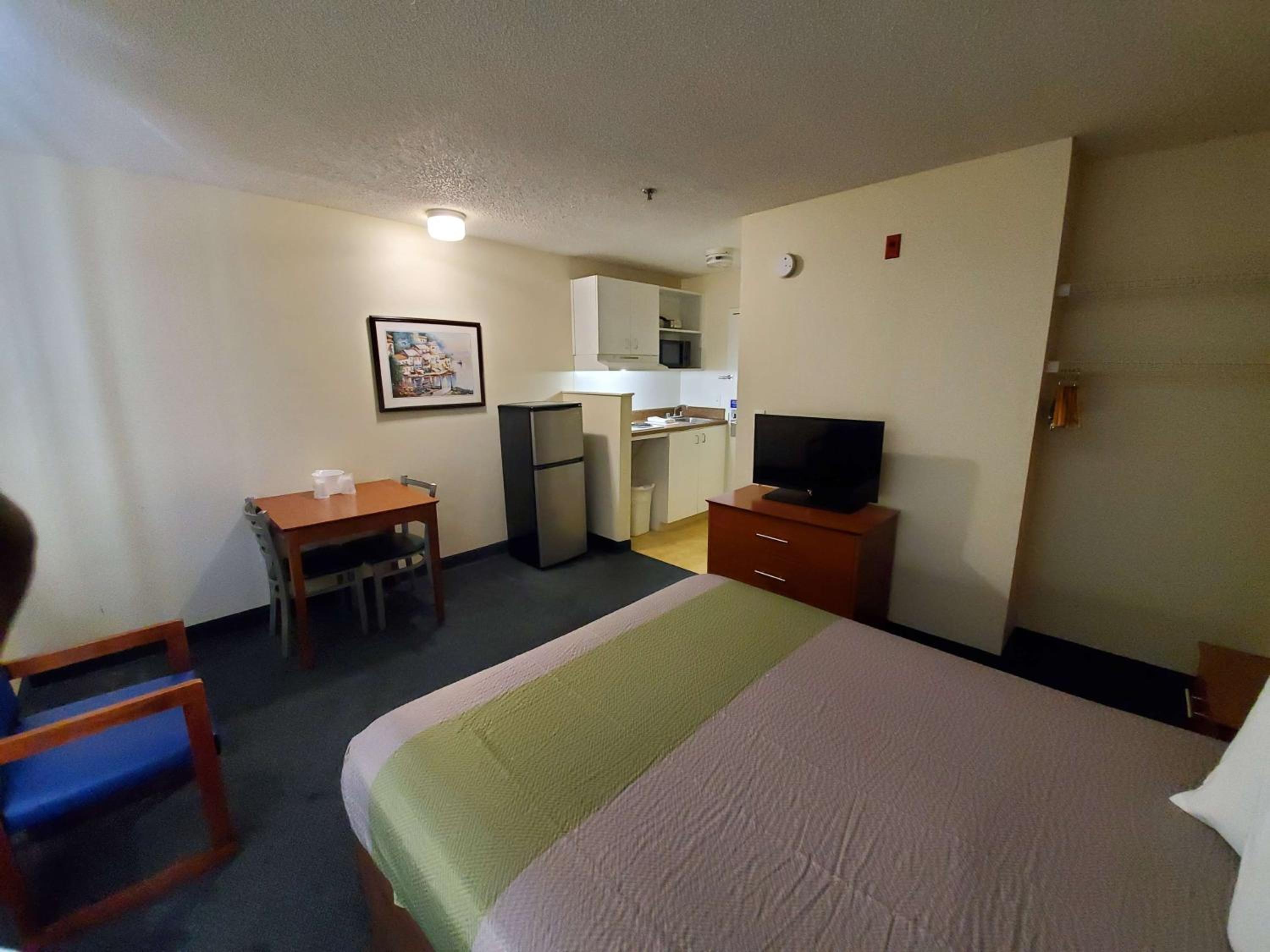 Room, King Bed, Smoking, Motel6 Richmond, VA - I-64 West 4/7