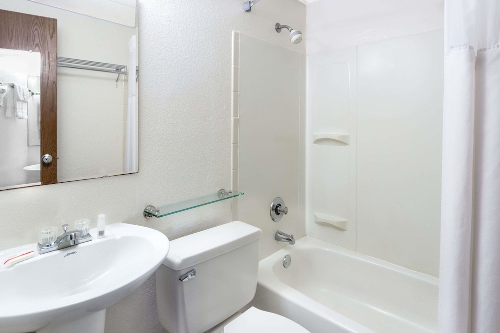 Days Inn by Wyndham Fond du Lac 10/27