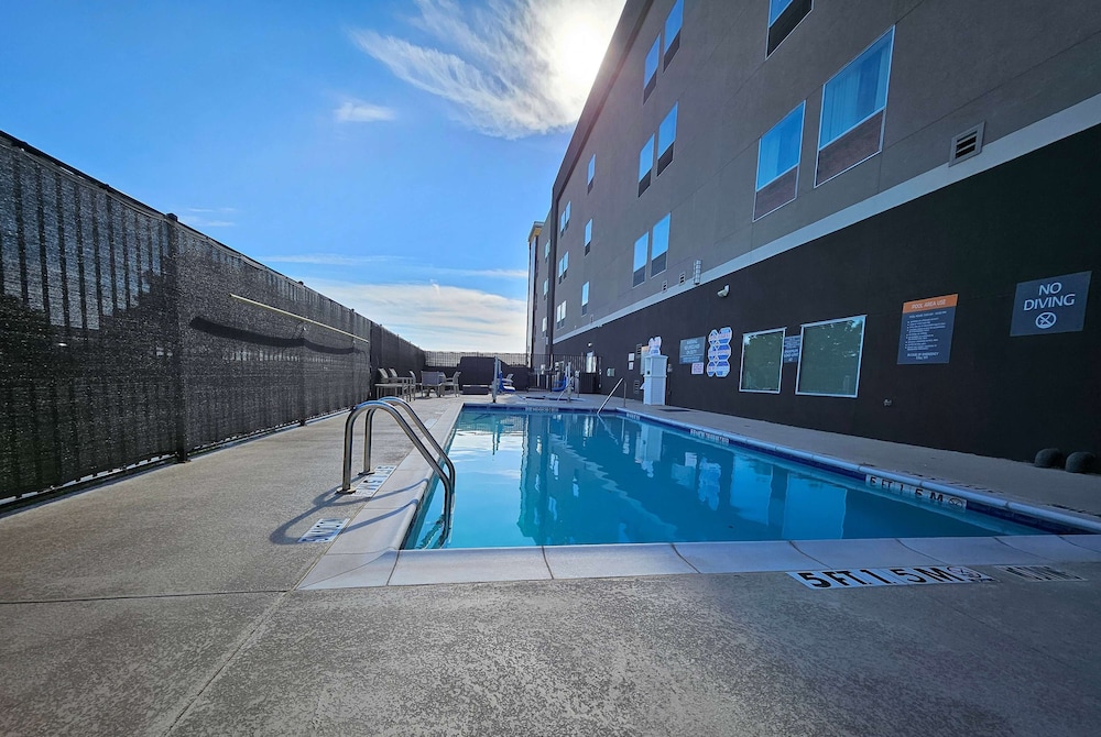 La Quinta Inn & Suites by Wyndham - Red Oak TX IH-35E 23/23