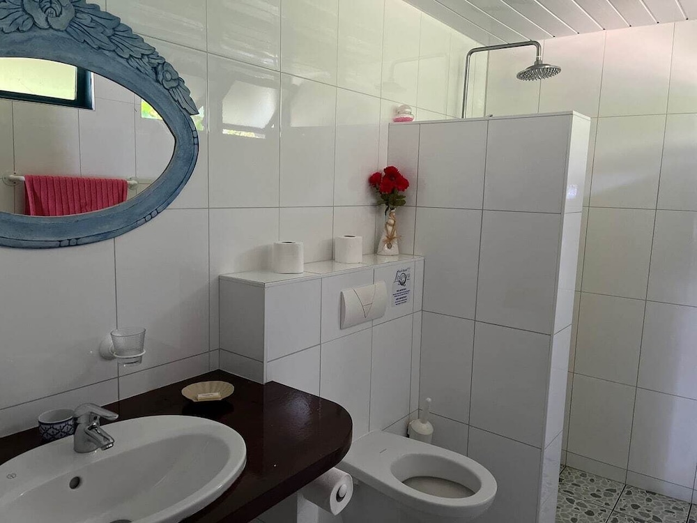Linareva Moorea Beach Resort 48/50