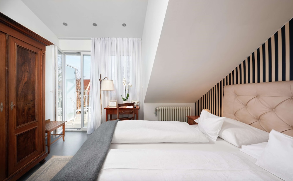 ROOM, QUEEN BED, SMALL