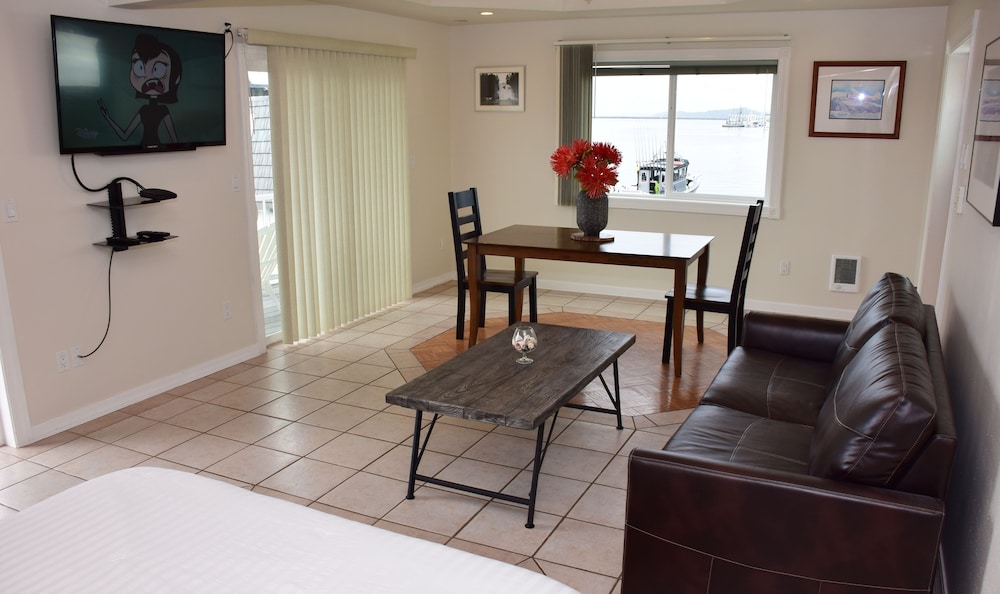 Longliner Lodge and Suites 28/41