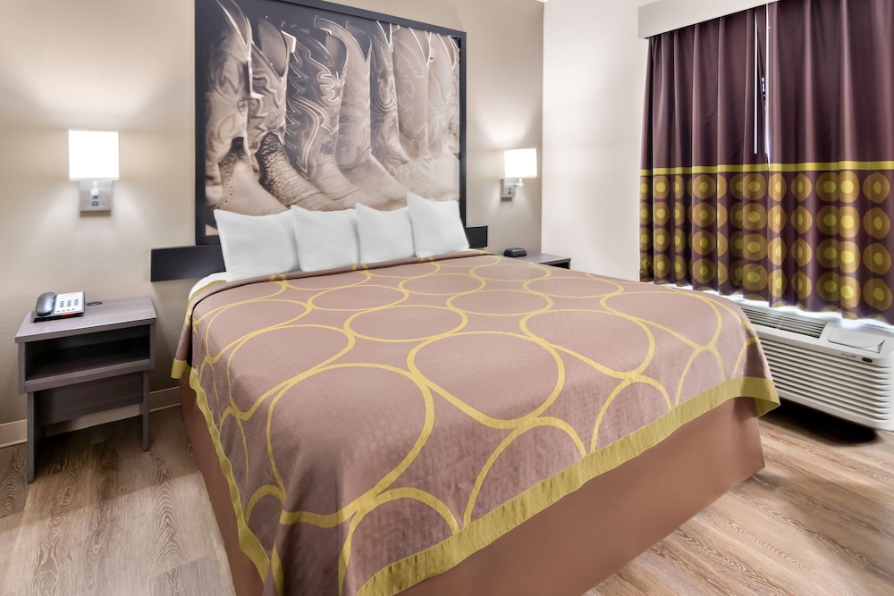 Suite, King Bed, Super 8 by Wyndham Fort Worth Stockyards 2/2