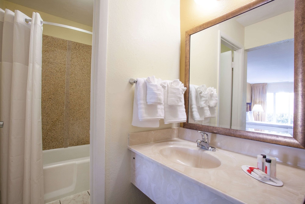 Econo Lodge Daytona Beach - Speedway 19/48