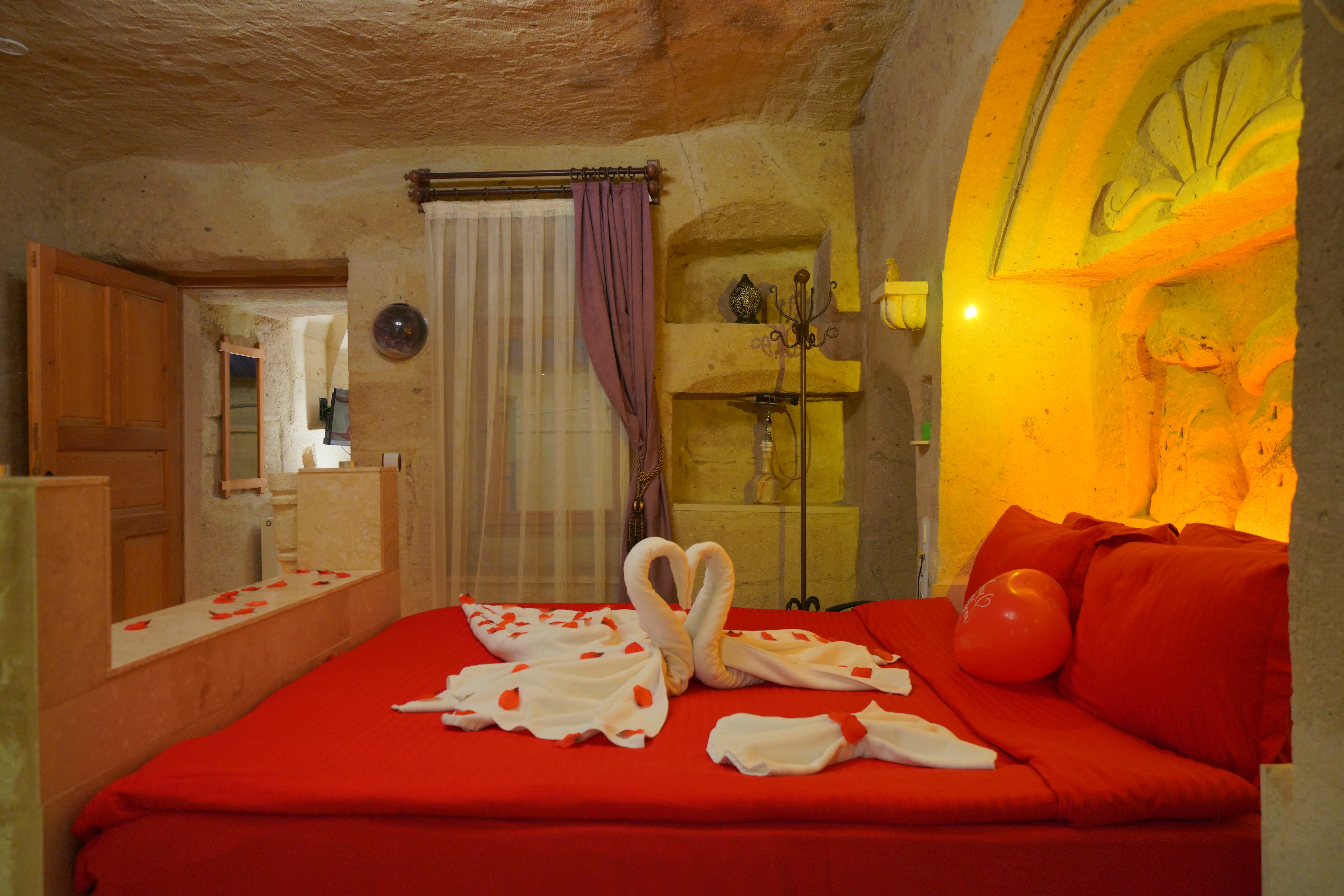 Cave, King Bed