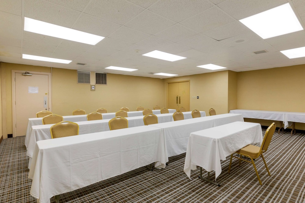 Quality Inn and Suites Greensboro High Point 41/44