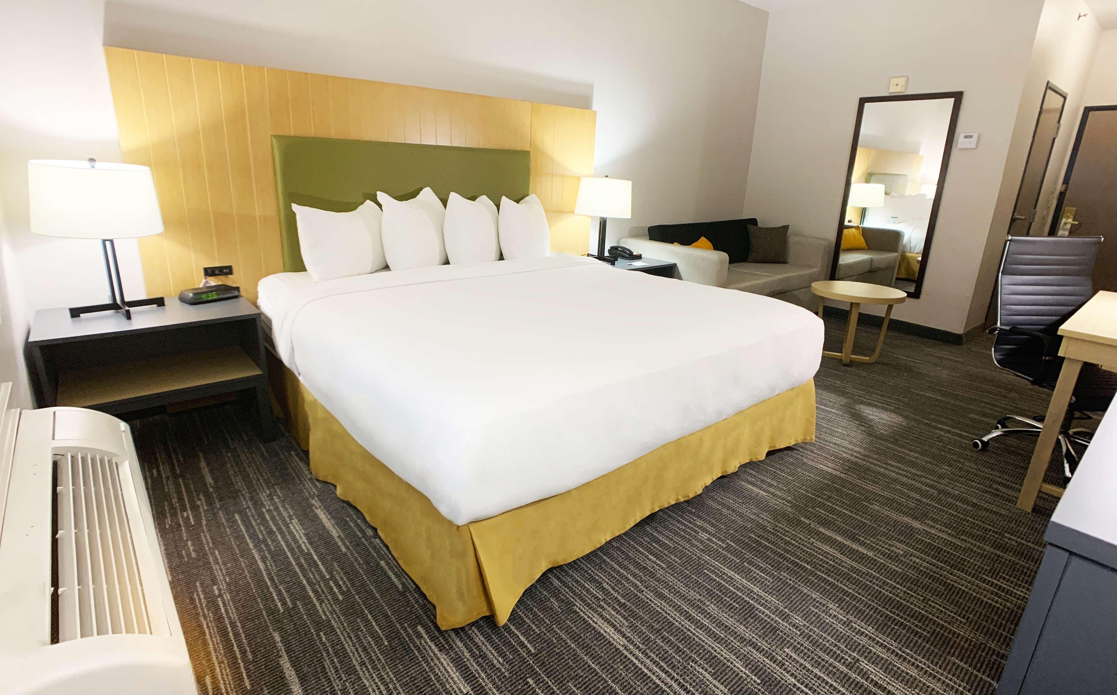 SUITE, QUEEN BED, ACCESSIBLE