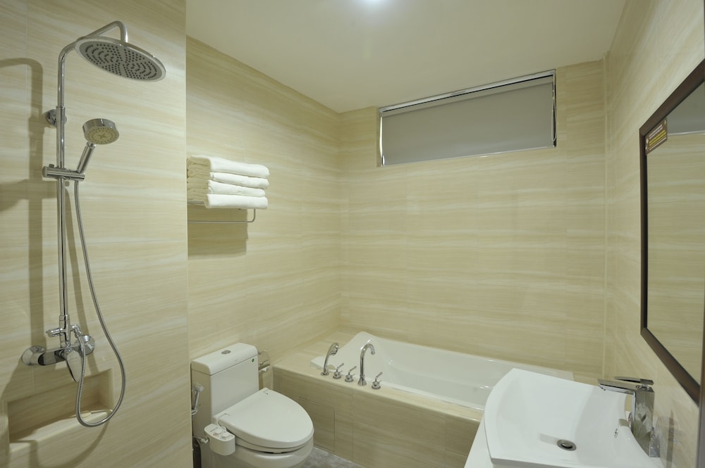 Hallmark Regency Hotel 26/27