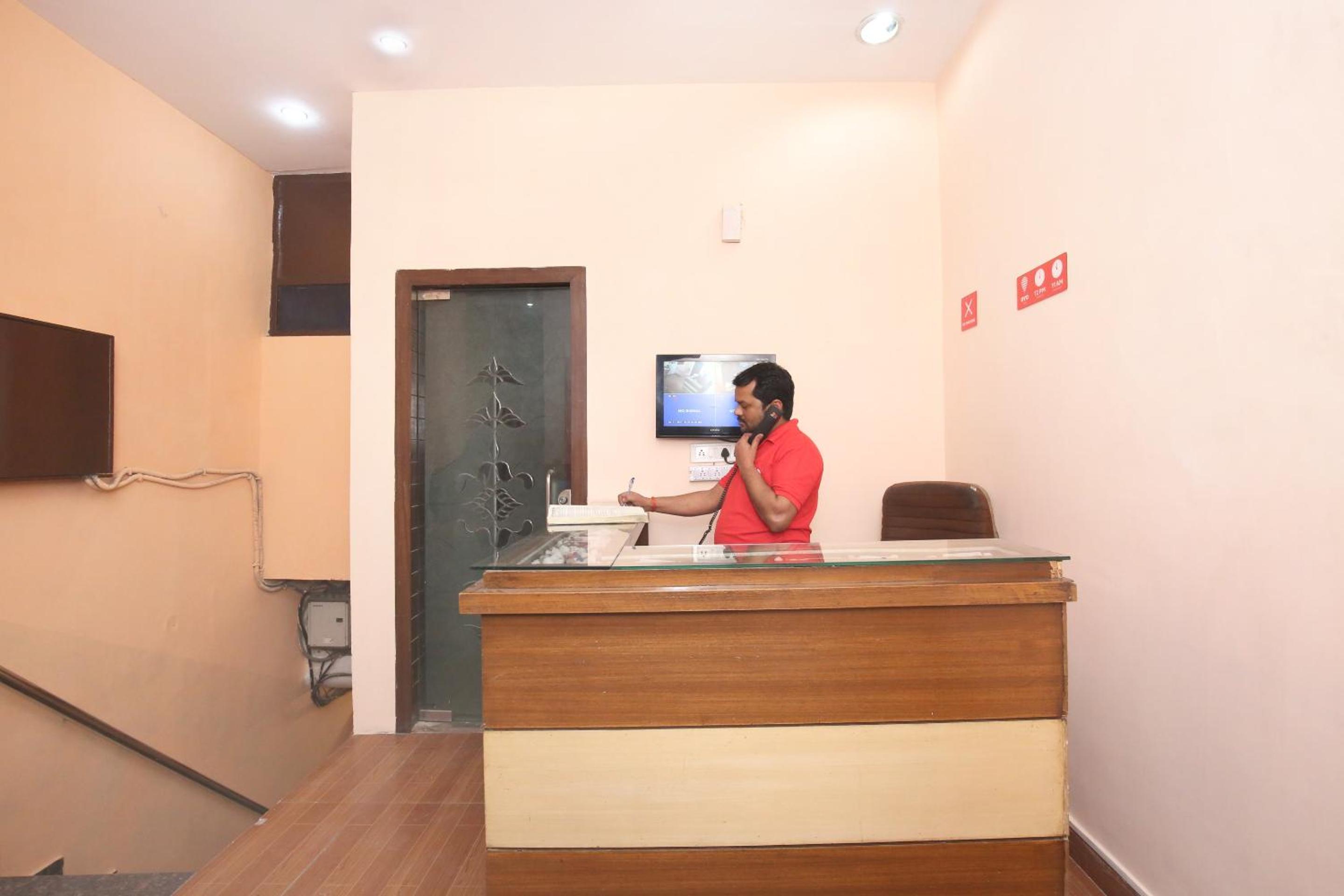 Oyo 10384 Hotel Rajesh Palace 8/30