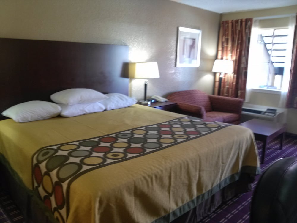 غرفة بسرير كينج لذوي الإعاقة، Super 8 By Wyndham Kerrville Tx 2/6