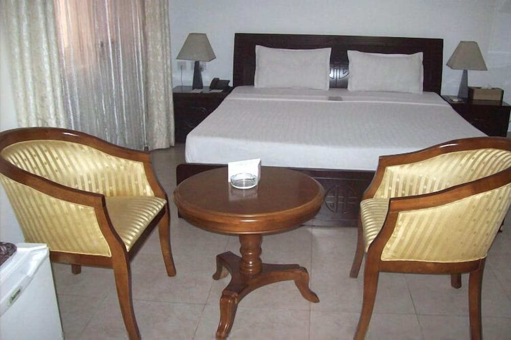 His Majestys Hotel 32/37