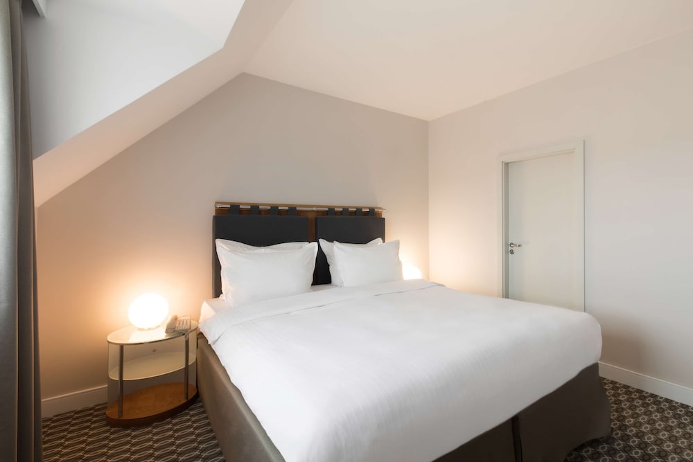 Junior Suite, King Bed, Square View