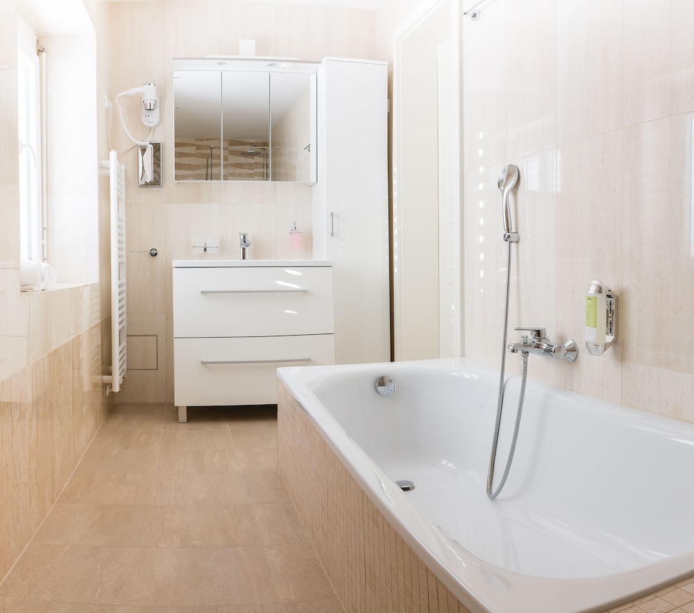 White House Bela Hisa 41/50