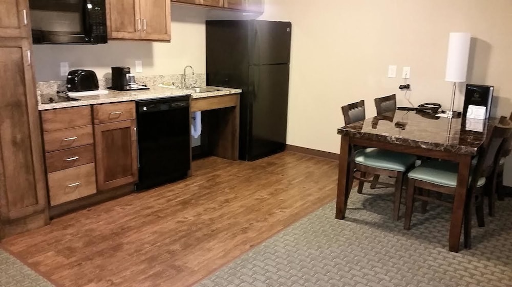 GrandStay Hotel & Suites - Delano 14/21