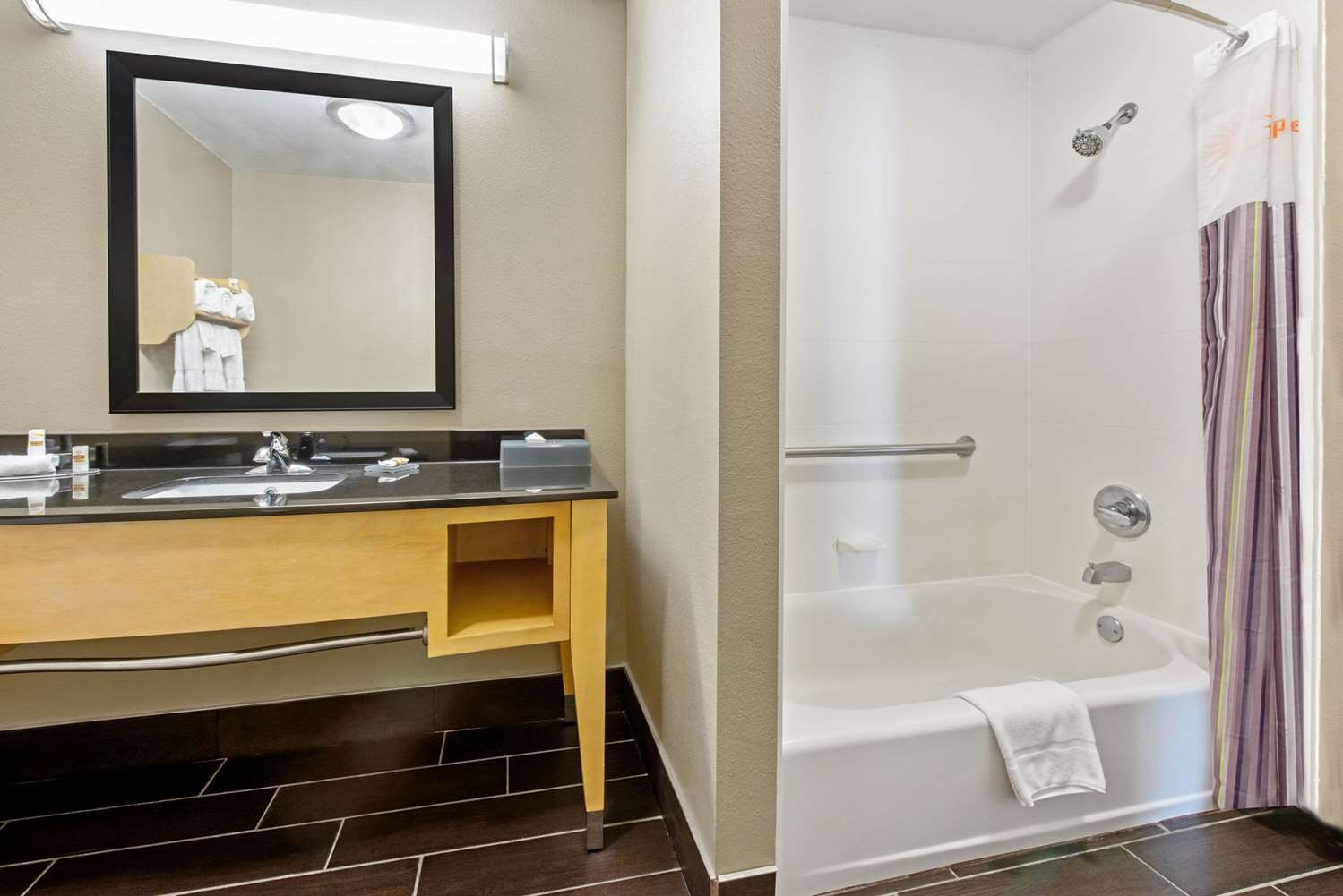 La Quinta Inn & Suites by Wyndham Leesville Ft. Polk 48/50