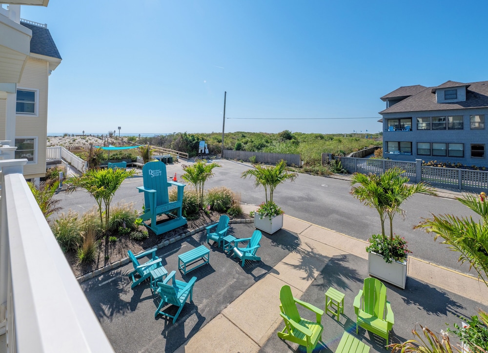 Drifting Sands Oceanfront Hotel 57/70