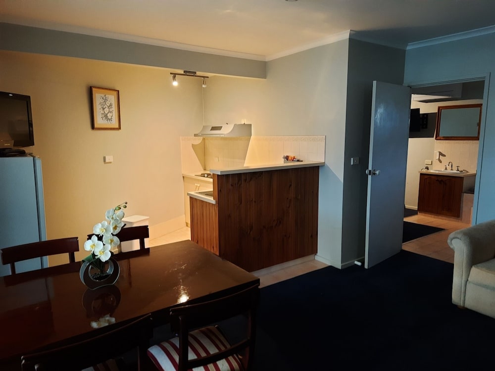 THE ABBOTSWOOD MOTOR INN 2/36
