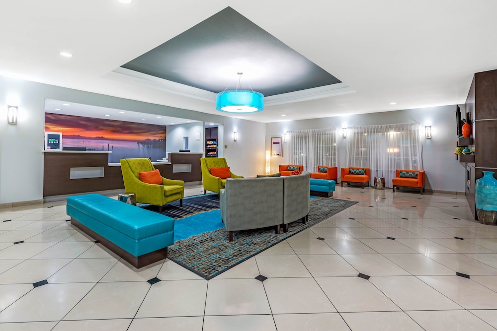 La Quinta Inn & Suites by Wyndham Orange 7/56