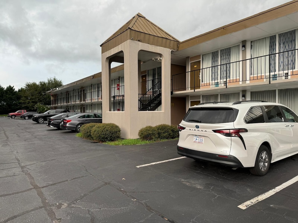 Days Inn by Wyndham Goldsboro 39/53