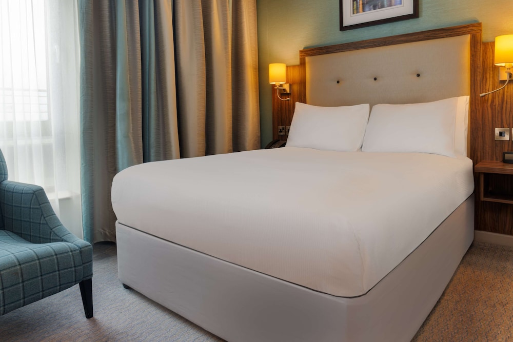 ROOM, QUEEN BED