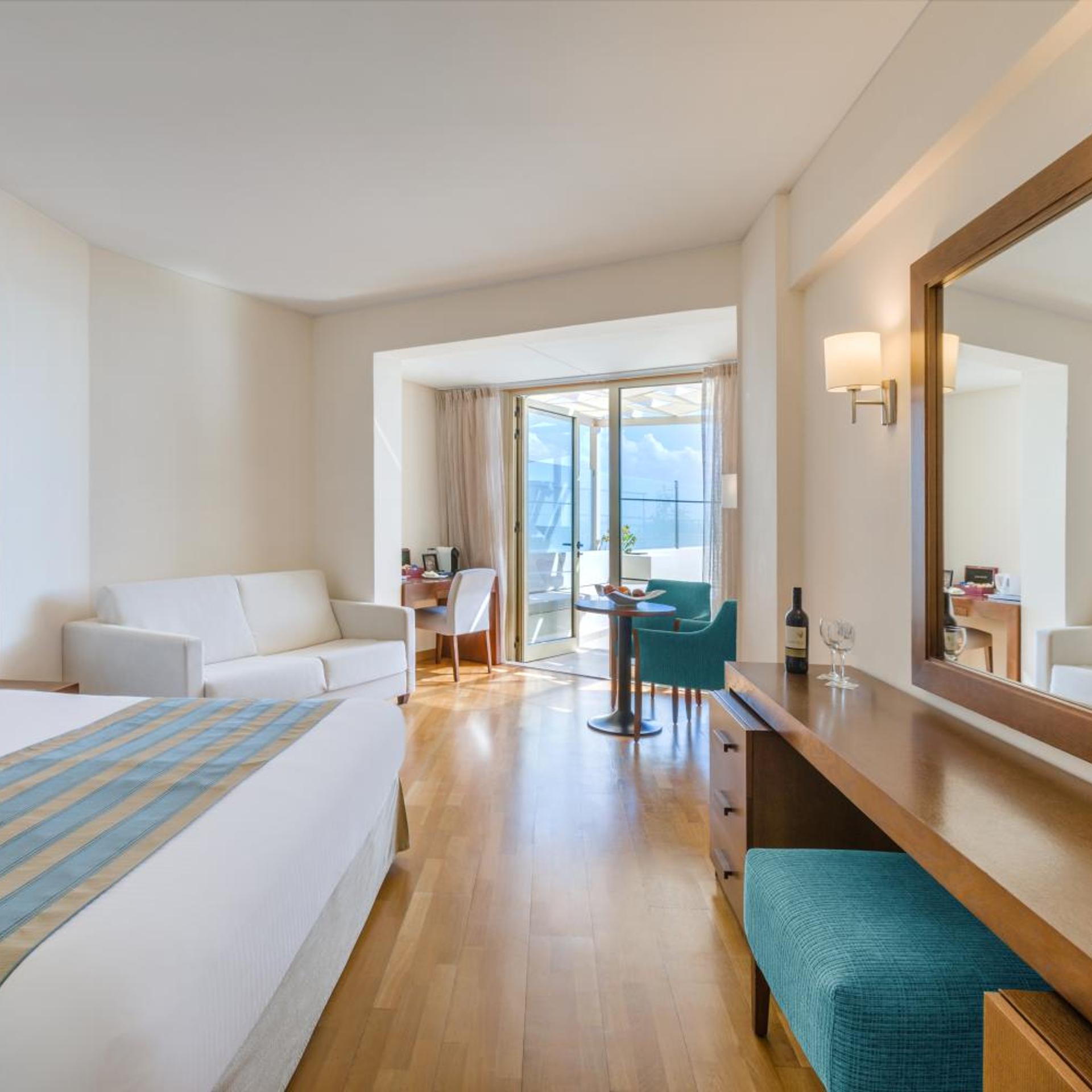Junior Suite, King Bed, Outdoor Jetted Tub