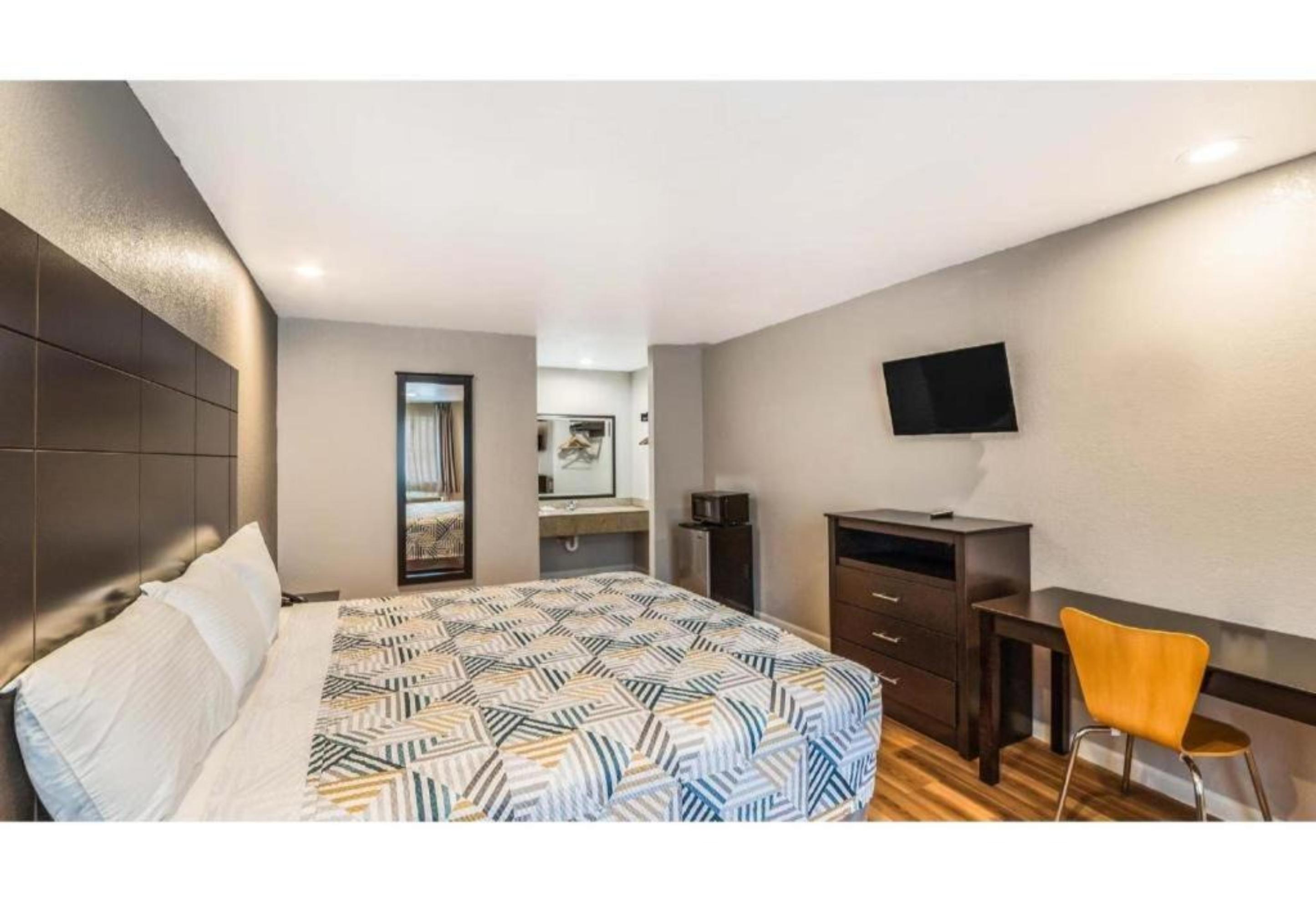 Room, King Bed, Motel6 Dallas, TX 2/4
