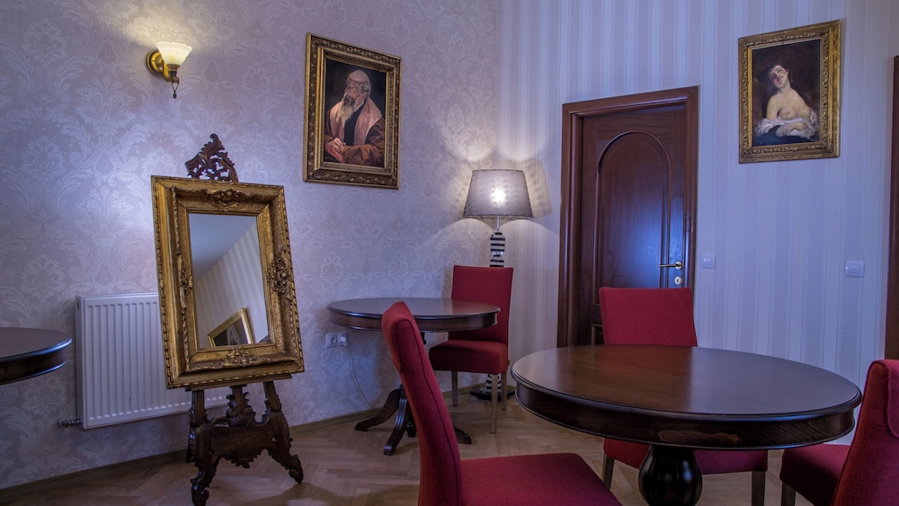 Noblesse Boutique Hotel 51/57